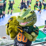 Crocodile Maskottchen Sammy sorgt für Stimmung auf der Tribune