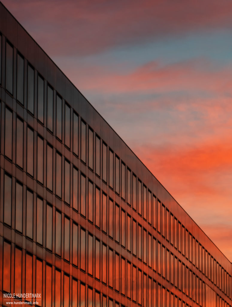 Der herrlich gefärbte Himmel spiegelt sich im WDR Gebäude
