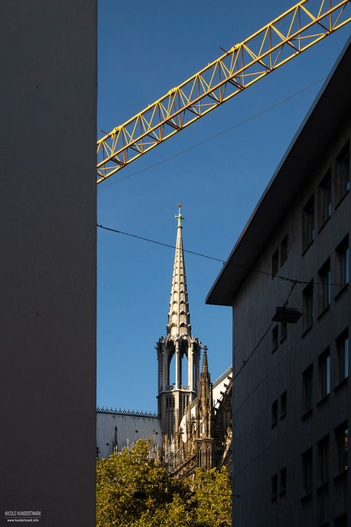 Baukran kreuzt die Straße