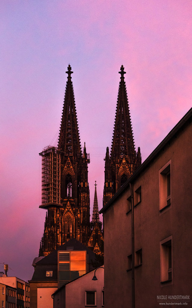Lila-Orange der Himmel und der Dom und die Häuser färben sich Orange.