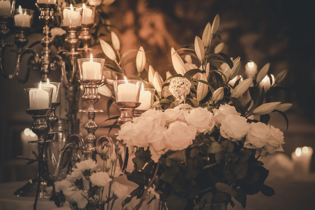 Kerzenständer mit Blumen