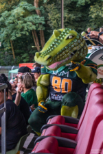 Crocodile Maskottchen Sammy sorgt für Stimmung auf der Tribune