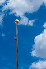 Eine goldene Kugel hoch oben einer Fahnenstange im Gereonshof