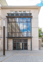 Eingang eines restaurierten Gebäude im Gereonshof