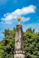 Obelisk mit goldenen Stern auf der Lutherbrücke
