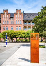 Im Hof der Berliner Charité