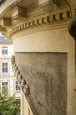 Außenfassade mit Blick in einen Innenhof