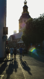 Spaziergänger mit Blick Richtung St. Ursula Spaziergänger mit Blick Richtung St. Ursula