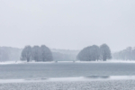 Decksteiner Weiher an einen verschneiten und kalten Tag.