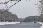 Winterlicher Decksteiner Weiher mit grüner Brücke