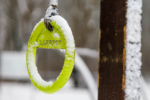 Verschneiter Fitnessring im Stadtwald