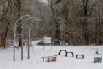 Verschneiter Fitness-Outdoor-Platz an der Kölner Jahnwiese