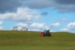 Rasenmäher am Deich in Büsum