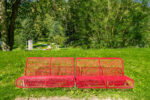 knallrote Sitzbänke im Park