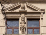 Kölner Altbau mit Frauenkopf und Löwenkopf
