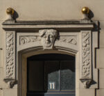 Kölner Hauseingang mit weiblichen Grinkopf