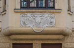 Grinkopf mit Ornamente an einem Kölner Altbau