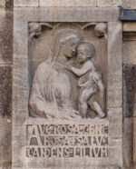 Christliches Relief an einem Kölner Altbau