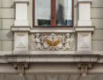 Kölner Altbau, Detailansicht von 2 kindlichen Figuren mit goldenen Obstkranz