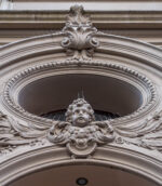 Detailansicht eines kindlichen Grinkopf am Kölner Altbau