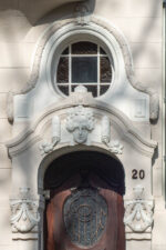 Altbau Auseingang mit weibliches Kölner Grinköpf